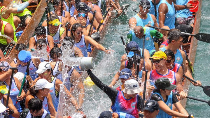 'Dragon boat water' splashes around in Hong Kong