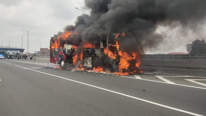 Bus Terbakar di Tol Jatinegara Gara-Gara Pecah Ban, Tak Ada Korban Jiwa