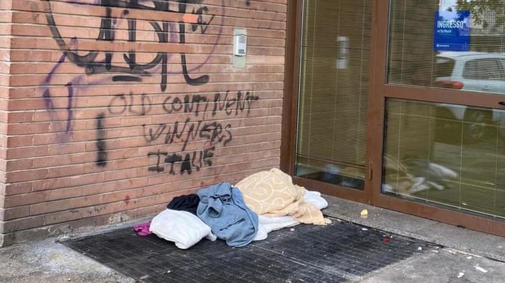 Donna senza fissa dimora partorisce da sola in strada a Bologna: la bambina sta bene