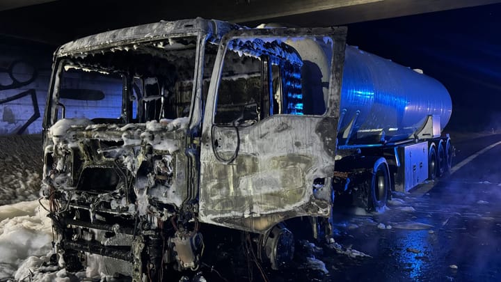 36.000 Liter Benzin geladen: Fahrer flüchtet aus brennendem Lkw auf der A17 bei Dresden