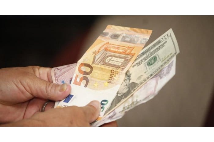 Leul se depreciază față de euro și dolar