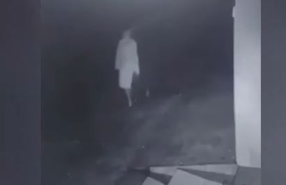 Mujer transitando de noche captada en un video causa pánico en Azua; dicen es un "fantasma"